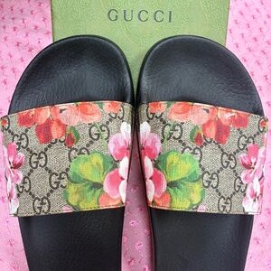 Gucci Supreme Monogram Bloom Slides